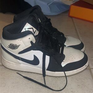 Nike Jordan 1 Diamonds in size 4y in pretty good condition apart from creases